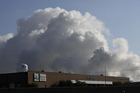 Fire at US pool chemical plant releases huge chlorine plume