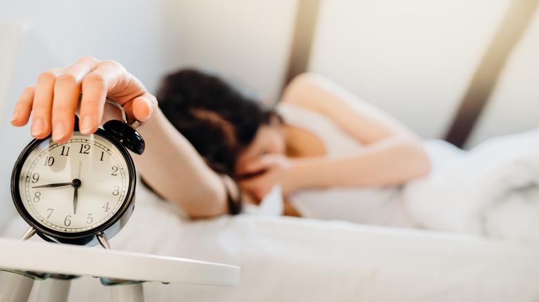 The Effect of Pressing the Snooze Button: How It Affects Your Brain and the Reason Half the Globe Engages in It