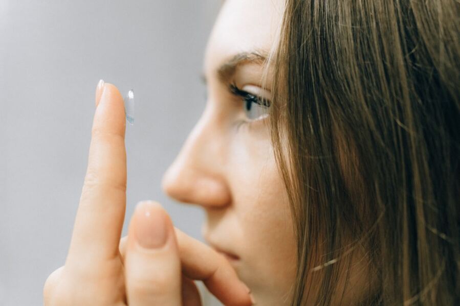 Self-Repairing Contact Lenses Fix Scratches in Less Than an Hour Using UV Light