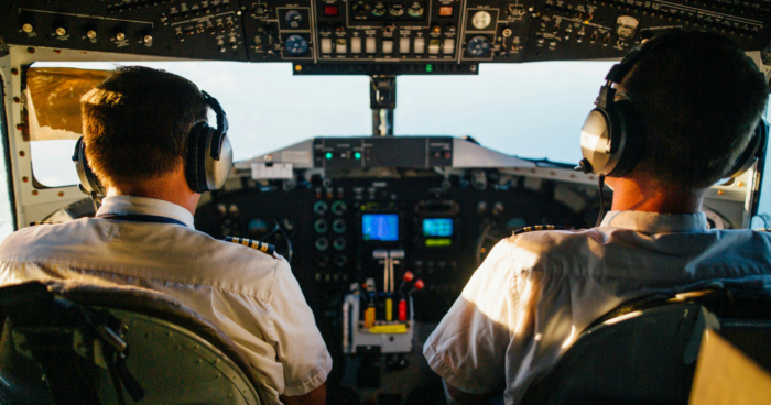 Airlines Implement Distinct Meal Policy for Pilots to Avert Possible Food Poisoning Hazards