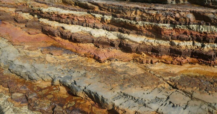 Crystal originating from Western Australia, aged 4.4 billion years, indicates the early existence of liquid water on Earth.