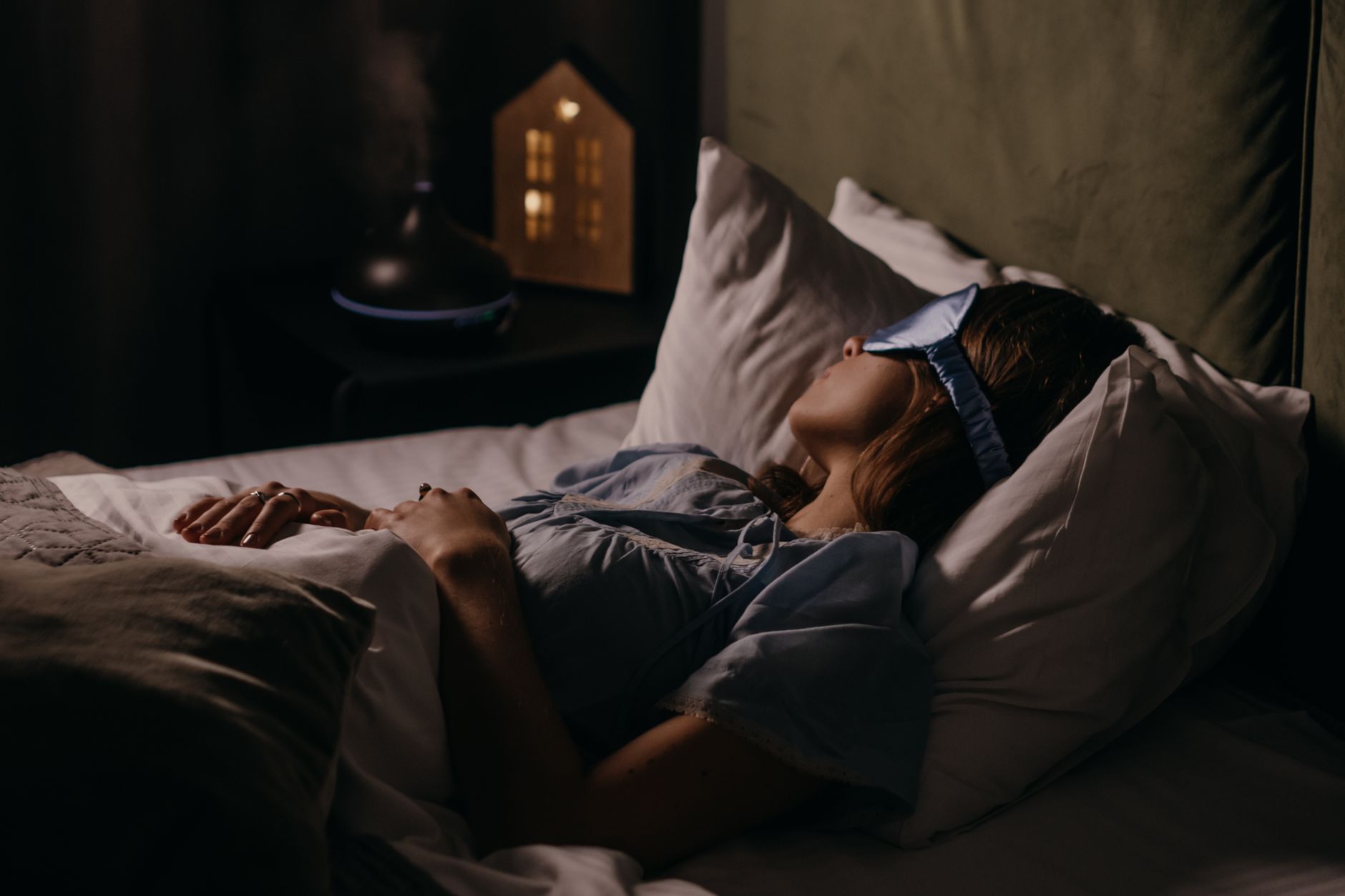 "Research Uncovers Influence of Full Moon on Sleep Patterns: Extended Sleep Onset, Decreased Depth, and Diminished Melatonin Levels Observed in Regulated Laboratory Setting"