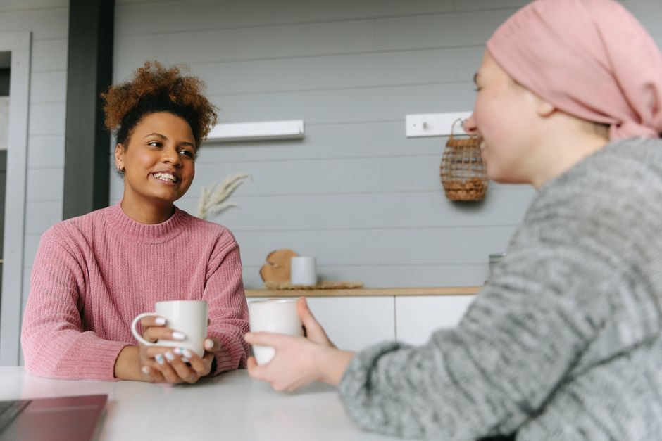 1999 Research Shows That Unconscious Mimicking Boosts Attractiveness in Dialogues