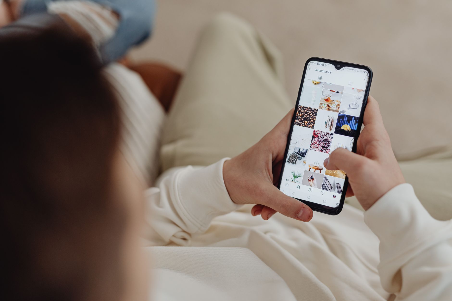 How Social Media Influences Identity: The Impact of Online Presentation and Platform Architecture on Individual Decisions
