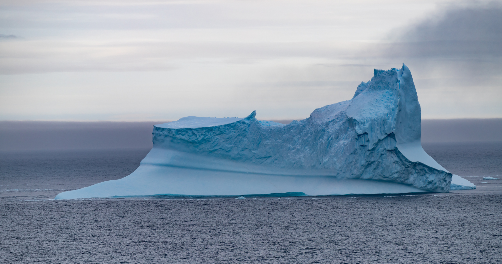 In 1977, a Saudi Prince Showcased a Plan for Towing Icebergs in Iowa, Presenting Ancient Ice to Advocate for Transporting Icebergs to Arabia for Water Resources