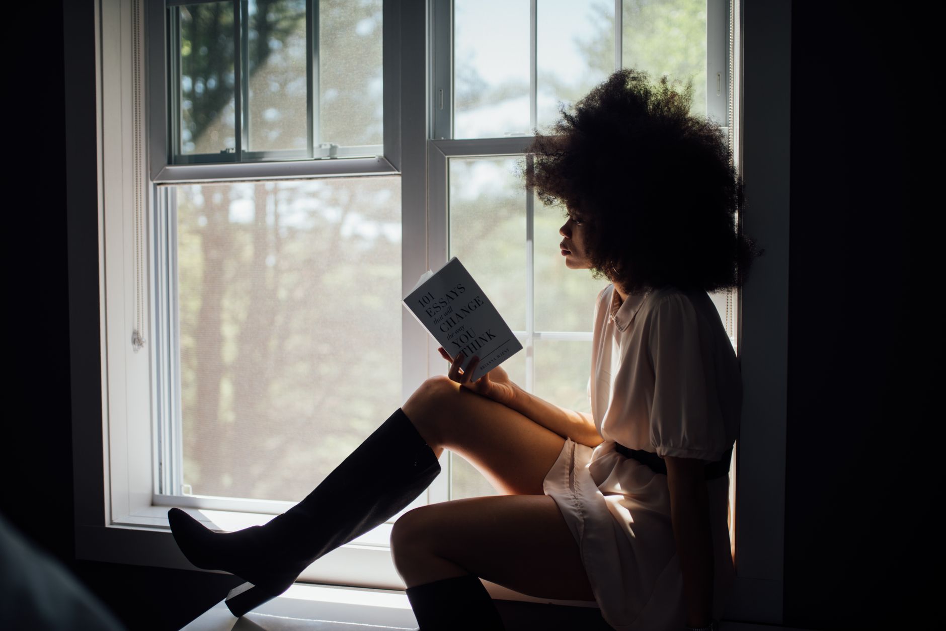Research Indicates Introverts Take Pleasure in Portraying Outgoing Personalities Yet Suffer from Exhaustion and a Diminished Sense of Authenticity