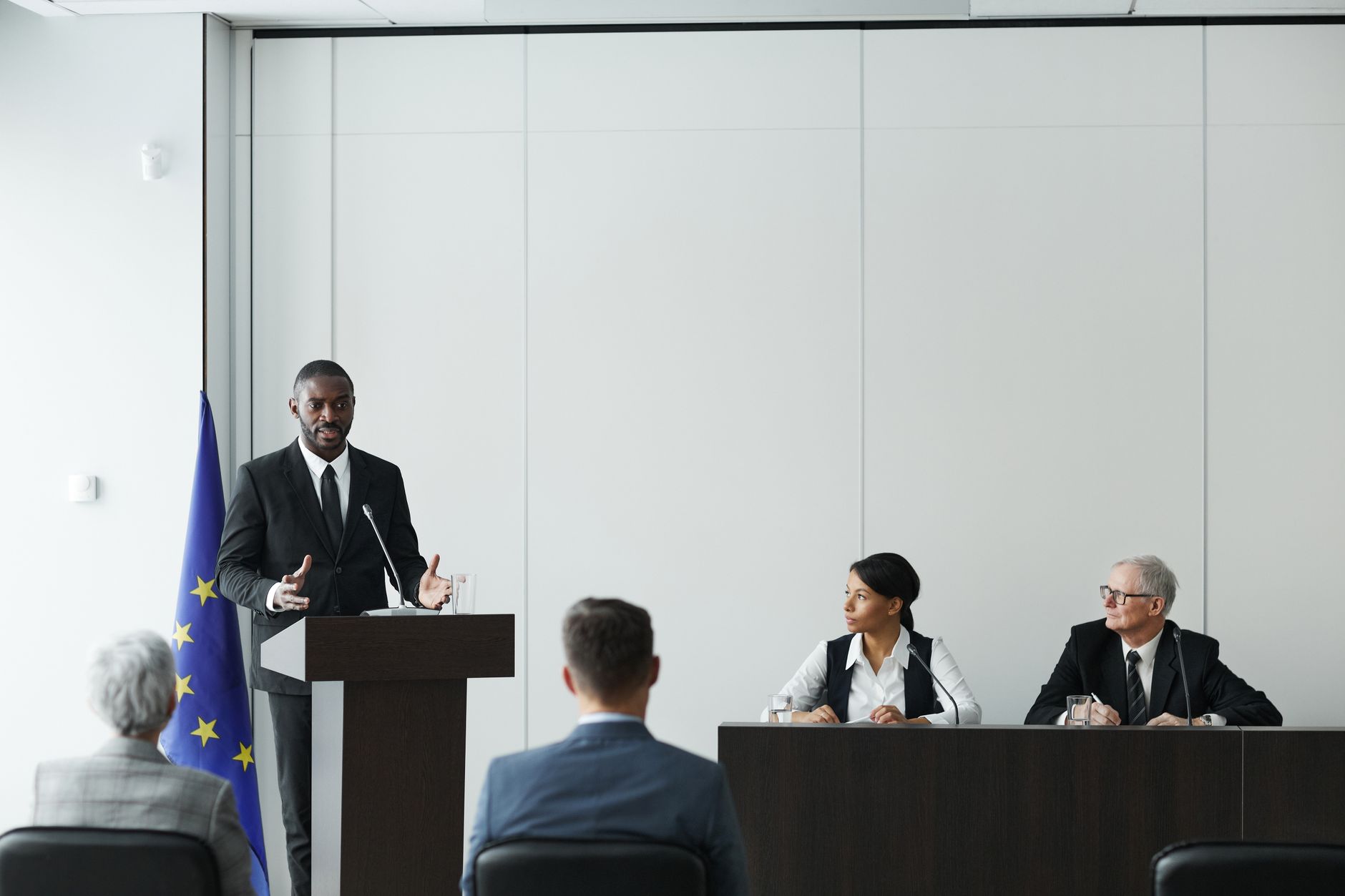 Rethinking Guidance on Authority: The Unsuccessful Replication of the Power Pose and the Influence of Speaking Duration on Perceived Leadership Compared to Content Quality