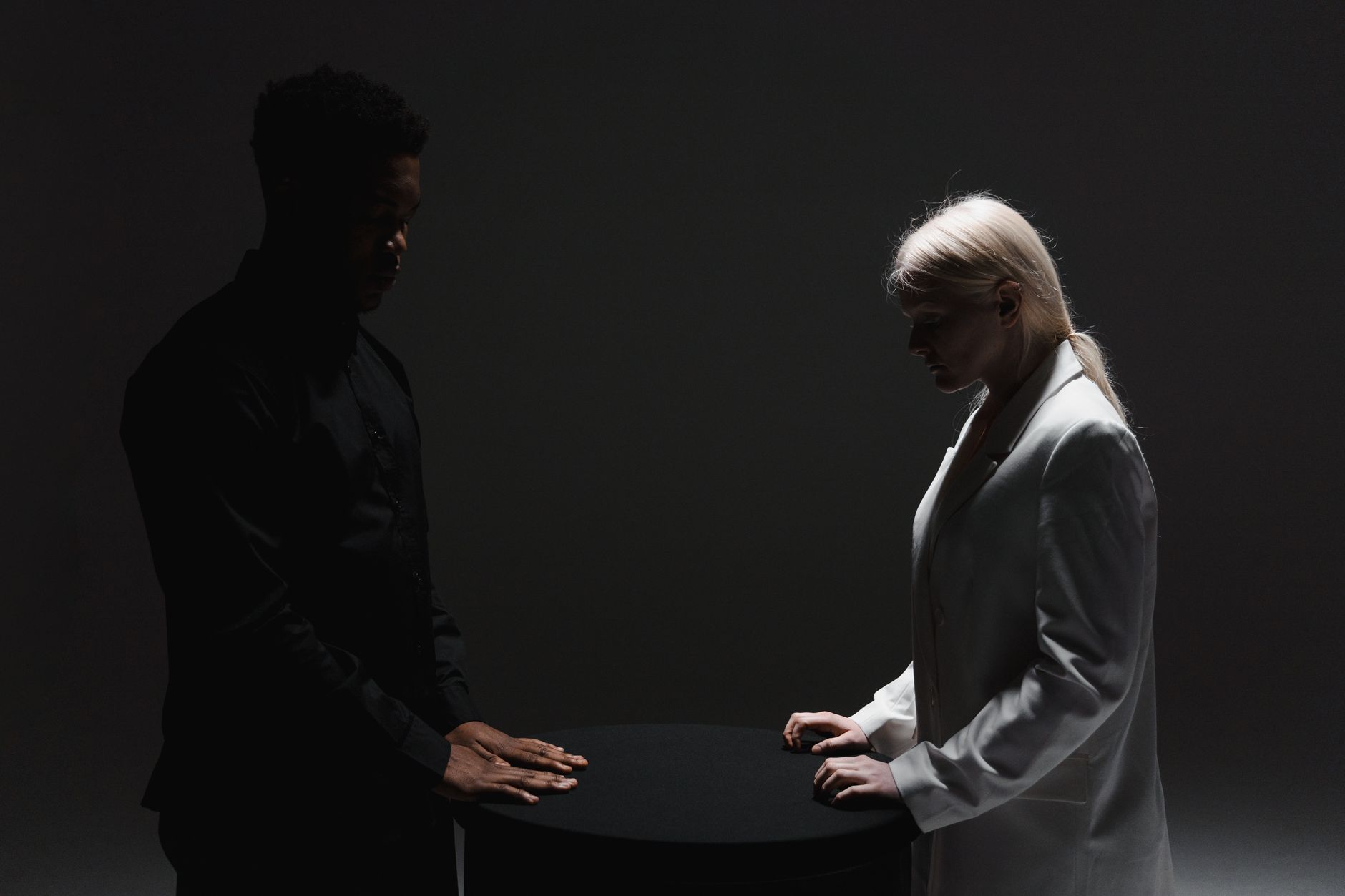 Study Uncovers Powerful Manipulation Techniques: Employing Minor Agreements, Self-Perception Changes, and Victim-Perpetrator Reversal to Circumvent Resistance; Identifying These Techniques as a Protective Approach