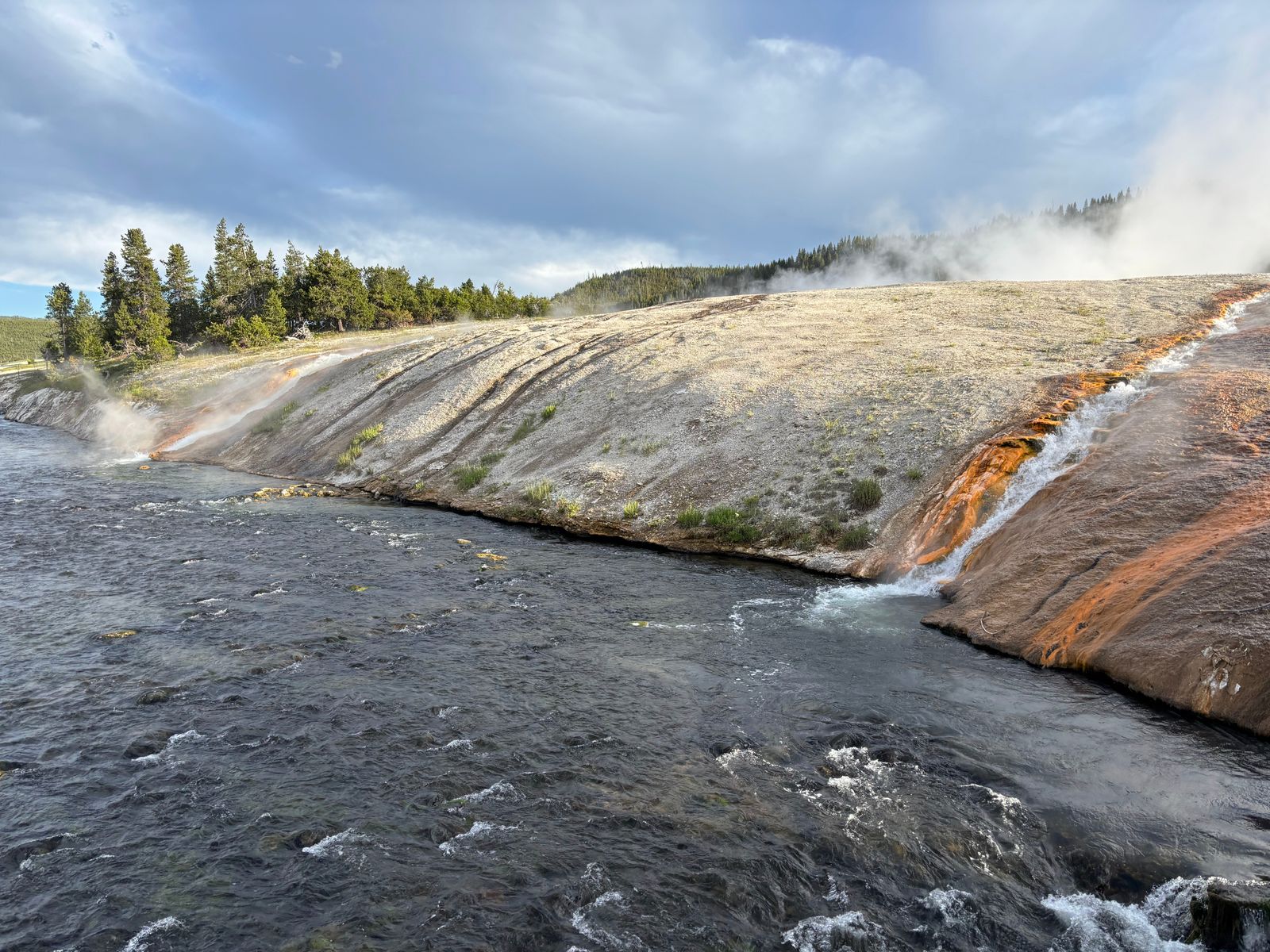 Title: "The Enigmatic Boiling River in the Peruvian Amazon Hits 86°C, Steaming Small Creatures Along a Four-Mile Area Without Adjacent Volcanic Activity"