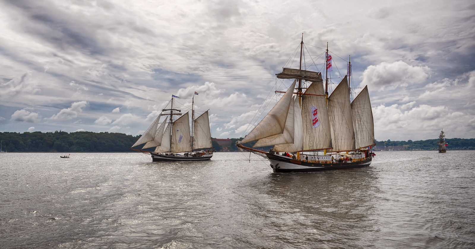 Buque de la Armada Mexicana choca con el Puente de Brooklyn, rompiendo los mástiles por falta de espacio suficiente.