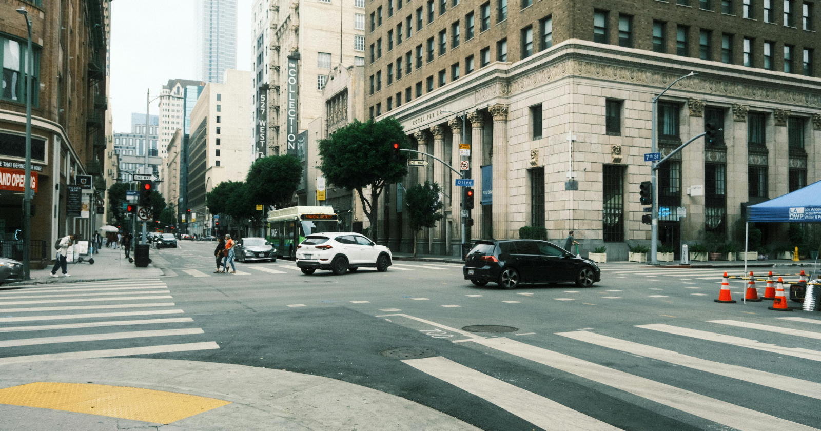 Los Ángeles aplicó un recubrimiento reflectante gris en las calles para combatir el calor, reduciendo la temperatura del pavimento en más de 10 grados, pero resultando en una mayor percepción de calor para los peatones.