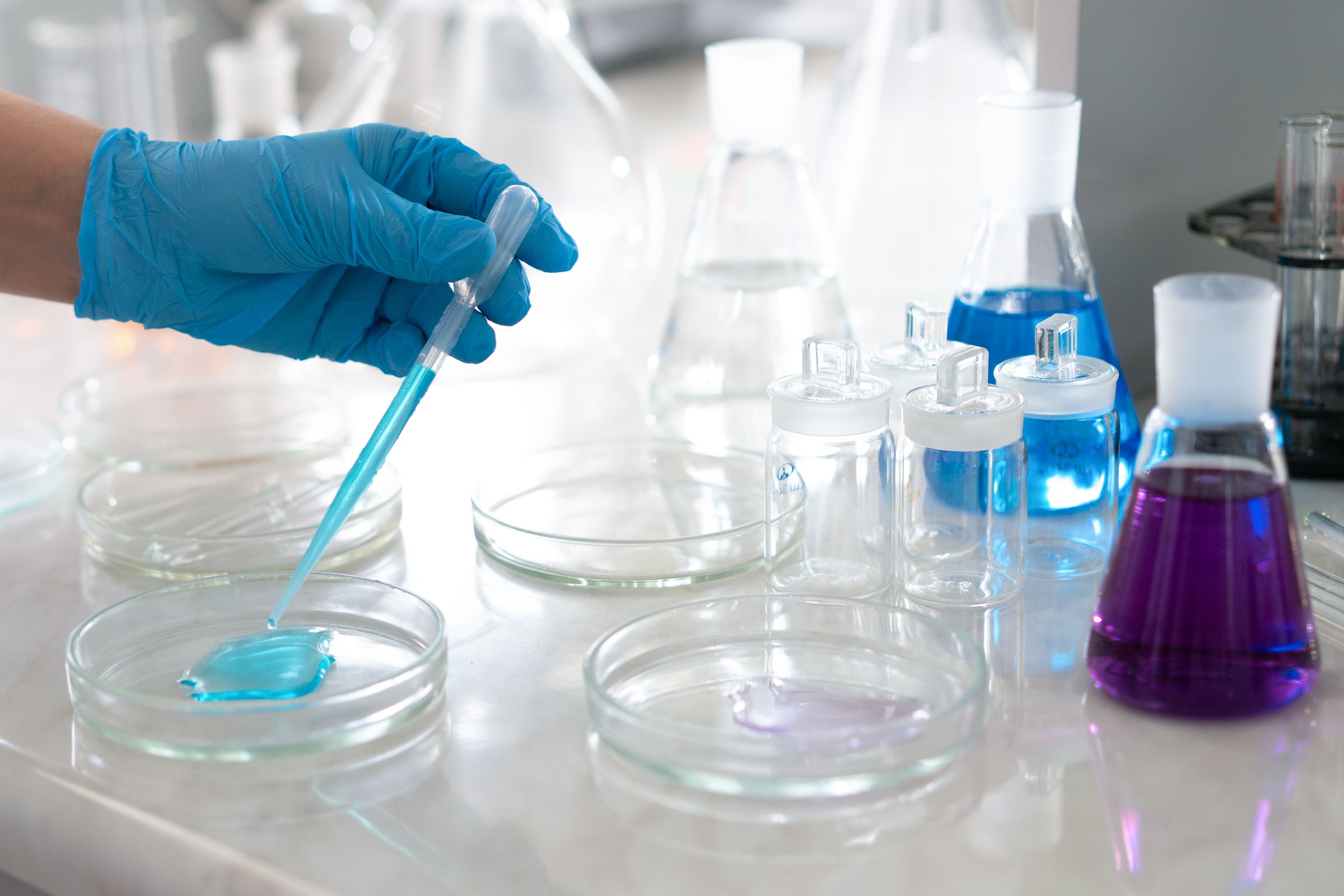 Salt Water Enables 100-Bit Processing via DNA Molecule Rivalry to Discover Accurate Solution
