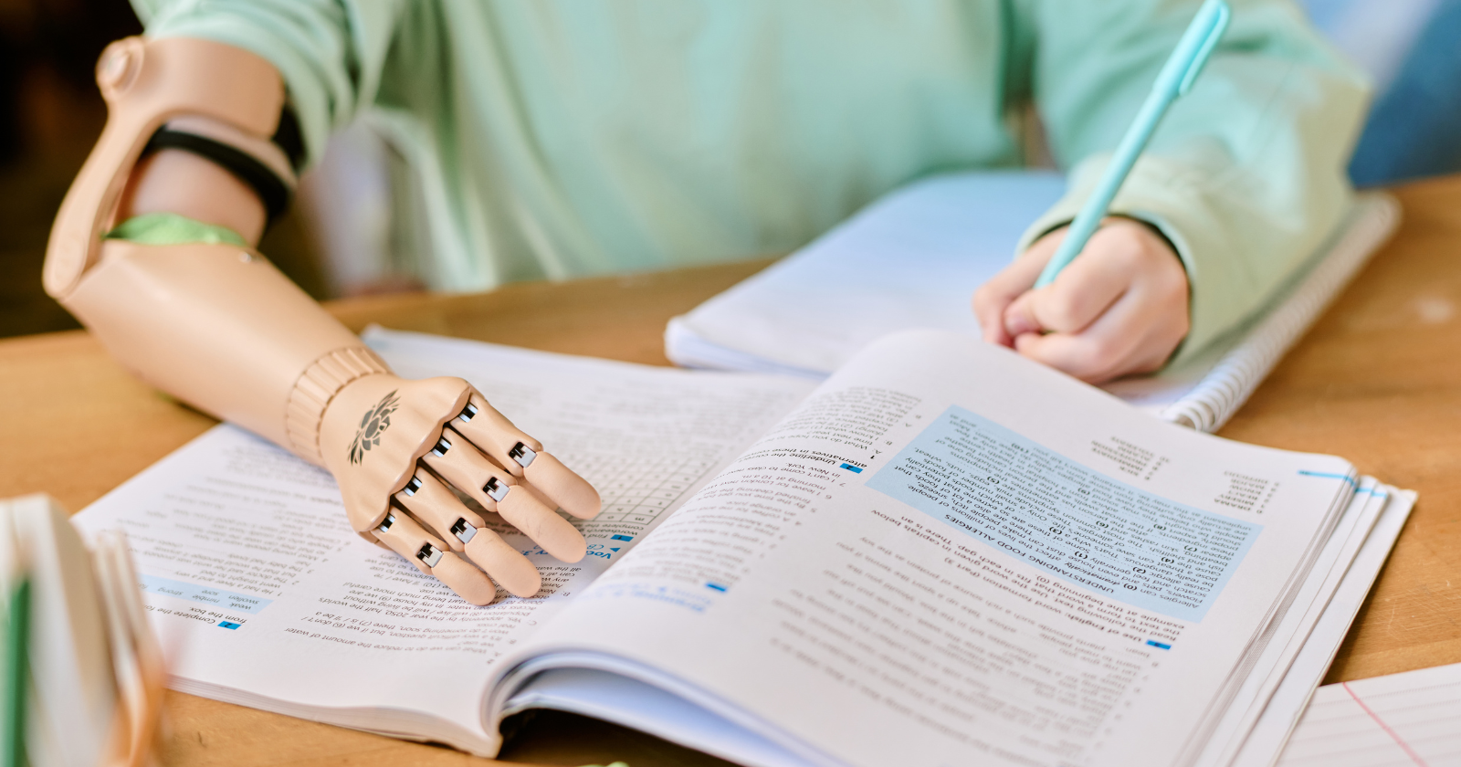 Teenage Innovator Creates Cost-Effective Brainwave-Controlled Prosthetic Arm Utilizing Non-Invasive Neurotechnology in 2022