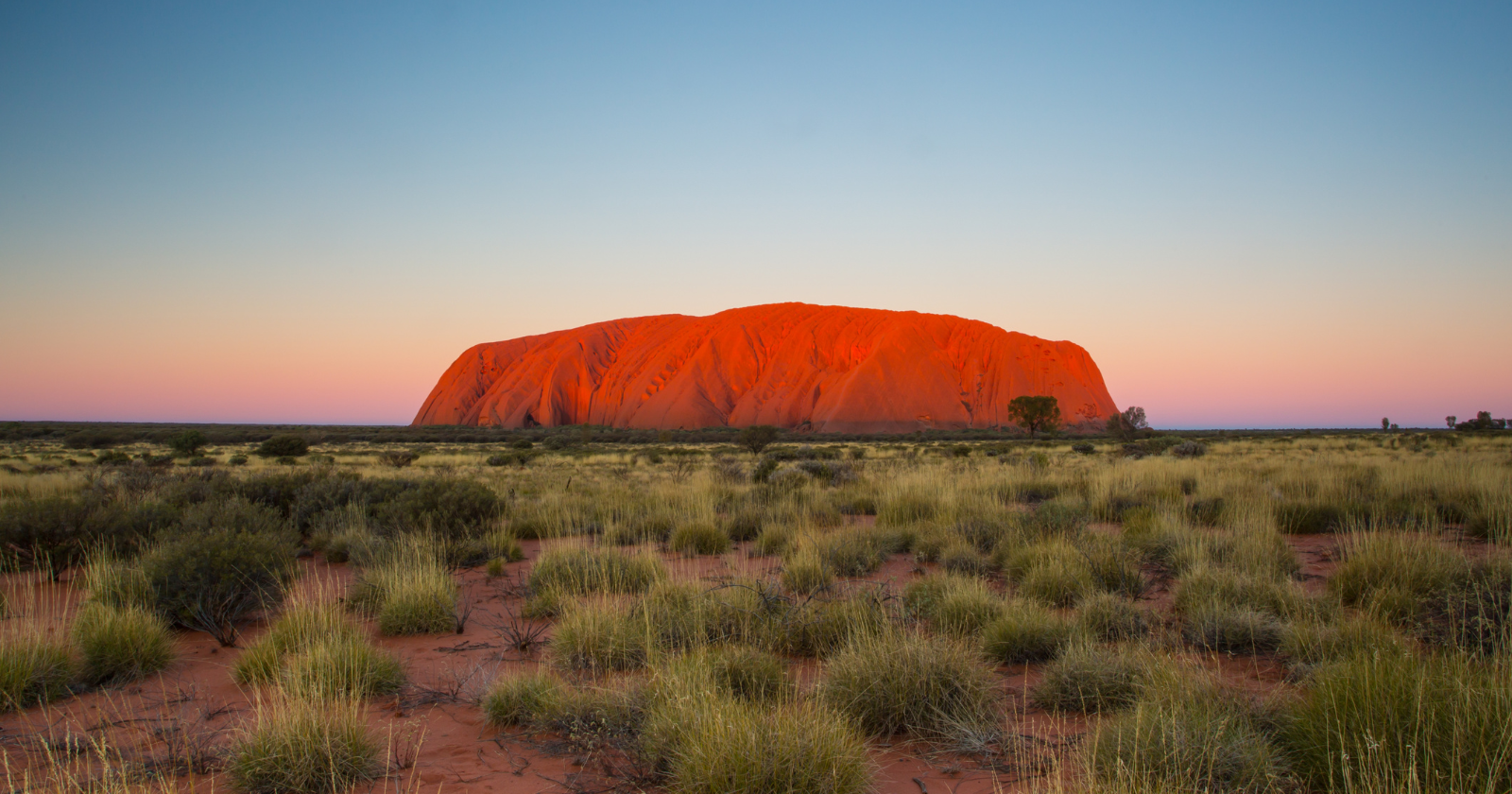 Tourists Line Up for Last Climb of Uluru Prior to Shutdown and Elimination of Iconic Chain Handhold