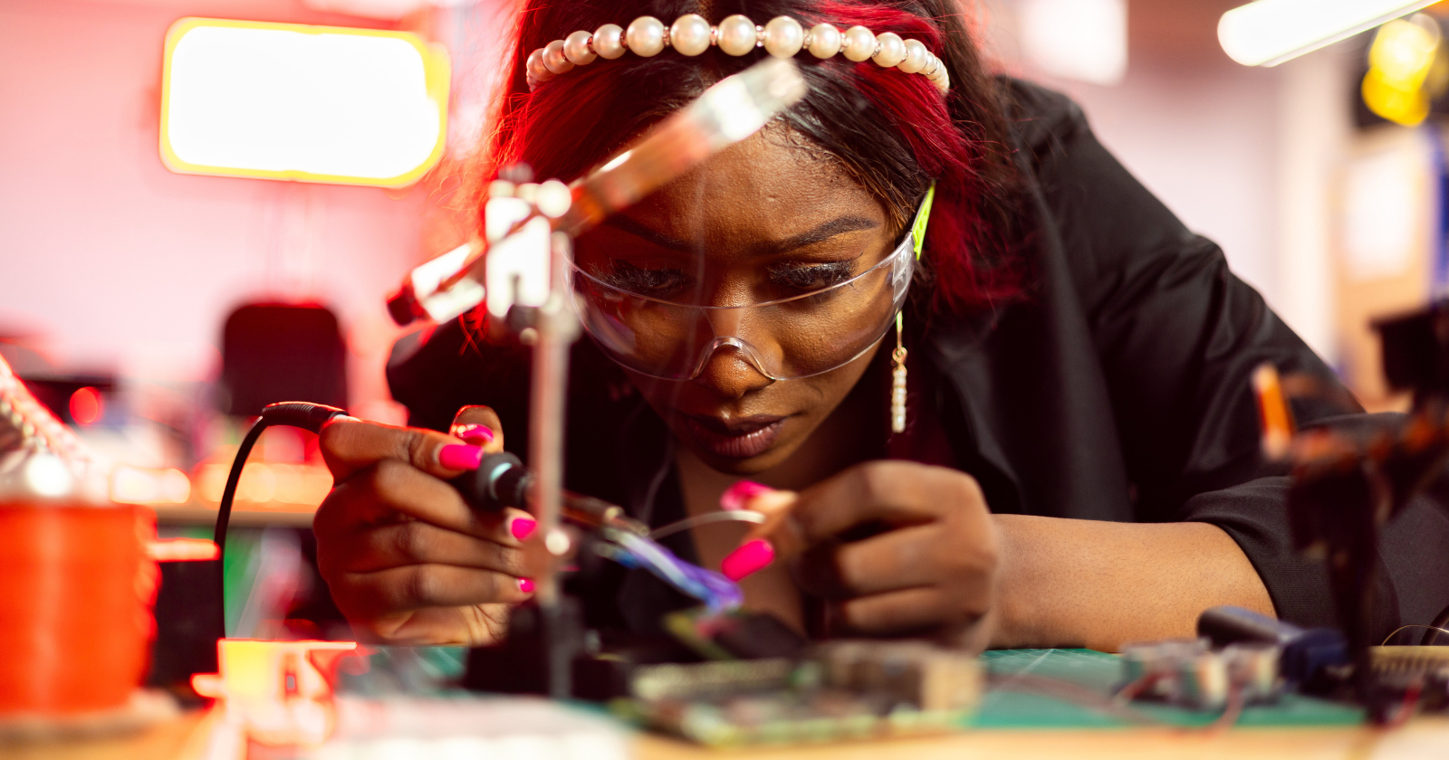 "Young Innovator in Freetown Builds Battery, Generator, and Transmitter Using Waste, Resulting in Radio Station and MIT Acknowledgment"